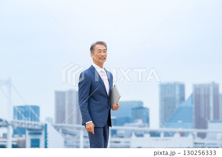 ビジネスマン　ビル群　歩く 130256333