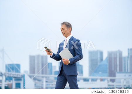 ビジネスマン　ビル群　歩く 130256336