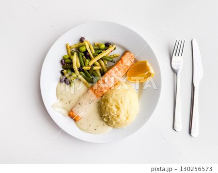 Plate with salmon, mashed potatoes and vegetables. Healthy eating, balanced nutrition and traditional lunch option. 130256573