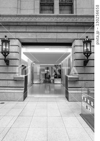 静嘉堂文庫美術館（明治生命館）展示ギャラリー　三菱財閥の所蔵品を展示 130256658