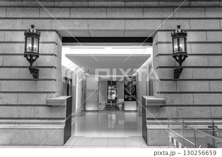 静嘉堂文庫美術館（明治生命館）展示ギャラリー　三菱財閥の所蔵品を展示 130256659