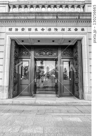 明治生命館（明治安田生命保険本社ビル）モダニズム建築の重要文化財　メインエントランス 130256665