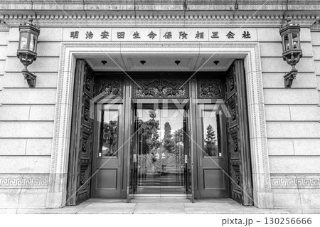 明治生命館（明治安田生命保険本社ビル）モダニズム建築の重要文化財　メインエントランス 130256666