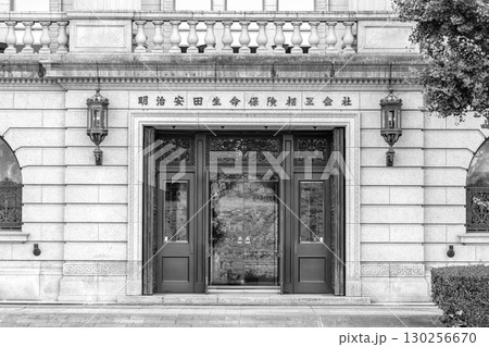 明治生命館（明治安田生命保険本社ビル）モダニズム建築の重要文化財　メインエントランス 130256670