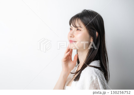 女性　ビューティー　スキンケア	 130256752