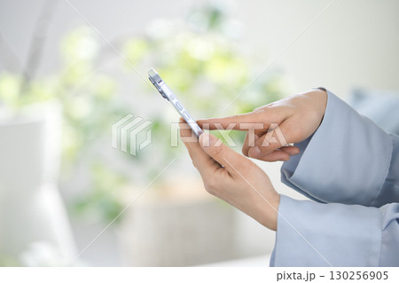 スマホを操作するミドル女性の手元 スマホを操作するミドル女性の手元 130256905