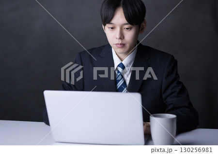 パソコン作業をする若いビジネスマン 130256981
