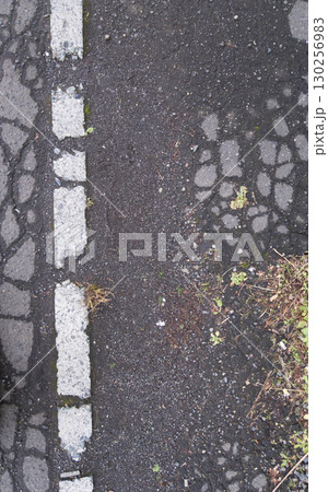 風化したアスファルト 130256983