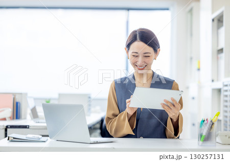 タブレットを操作するビジネスウーマン 130257131