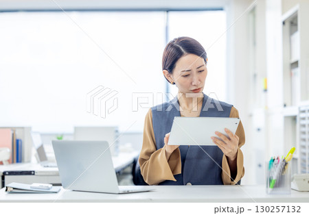 タブレットを操作するビジネスウーマン 130257132