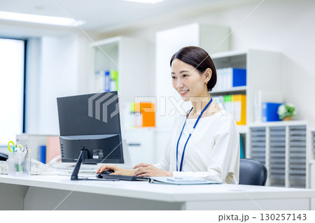 オフィスで働くビジネスウーマン 130257143
