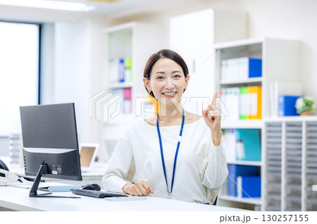 事務　女性　オフィス 130257155