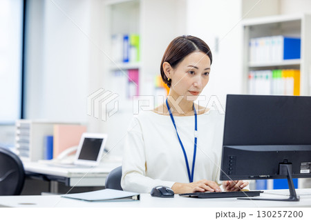 パソコンに向かうビジネスウーマン 130257200