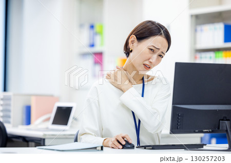 肩こり ビジネスウーマン 肩こり ビジネスウーマン 130257203