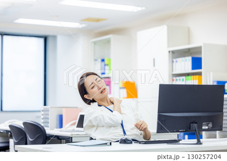 肩こり ビジネスウーマン 肩こり ビジネスウーマン 130257204