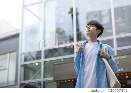 街中を歩く若い男性 130257341