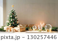 クリスマスのイメージ、キラキラしたクリスマスツリー 130257446