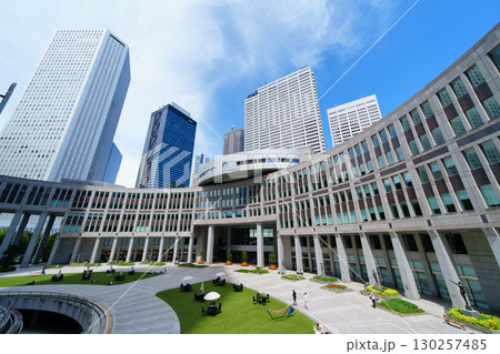 東京 西新宿 東京都庁の風景(都民広場) 東京 西新宿 東京都庁の風景(都民広場) 130257485