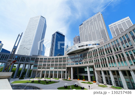 東京　西新宿　東京都庁の風景（都民広場） 130257486