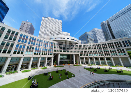 東京 西新宿 東京都庁の風景(都民広場) 東京 西新宿 東京都庁の風景(都民広場) 130257489