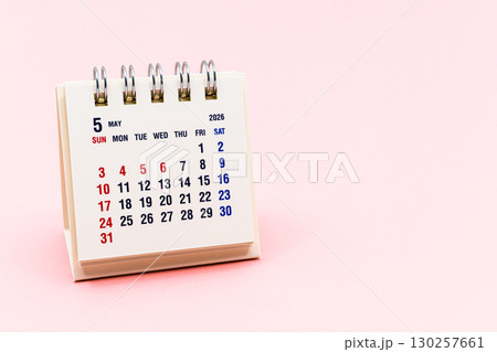 2026年5月カレンダー　ピンク背景 130257661