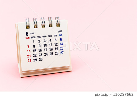 2026年6月カレンダー　ピンク背景 130257662