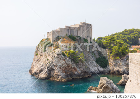 ヨーロッパ、クロアチアのドゥブロヴニクのロヴリイェナツ要塞 ヨーロッパ、クロアチアのドゥブロヴニクのロヴリイェナツ要塞 130257876