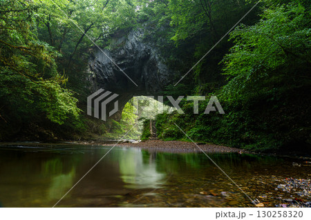 朝日が差し込む帝釈峡　雄橋　 広島県神石郡 130258320