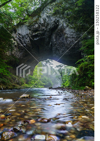 朝日が差し込む帝釈峡 雄橋 広島県神石郡 朝日が差し込む帝釈峡 雄橋 広島県神石郡 130258322