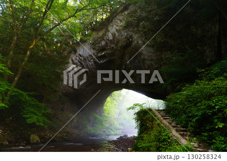 朝日が差し込む帝釈峡　雄橋　 広島県神石郡 130258324