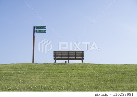 たたずむベンチ たたずむベンチ 130258981