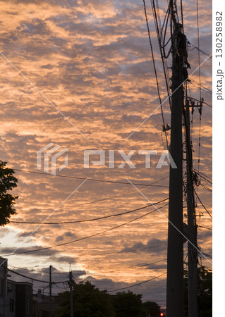 街の夕暮れ 130258982
