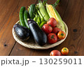 カゴに盛られた新鮮な夏野菜 130259011