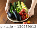 カゴに盛られた新鮮な夏野菜 130259012