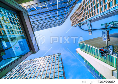 日本の東京都市景観8月21日。日本橋の交差点から日本橋一丁目の再開発事業やビル群などを望む 日本の東京都市景観8月21日。日本橋の交差点から日本橋一丁目の再開発事業やビル群などを望む 130259062