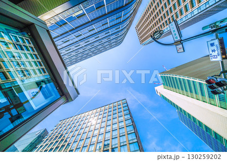 日本の東京都市景観8月21日。日本橋の交差点から日本橋一丁目の再開発事業やビル群などを望む 日本の東京都市景観8月21日。日本橋の交差点から日本橋一丁目の再開発事業やビル群などを望む 130259202