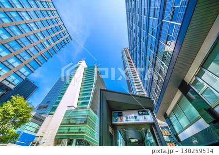 日本の東京都市景観8月21日。日本橋の交差点から日本橋一丁目の再開発事業やビル群などを望む 130259514