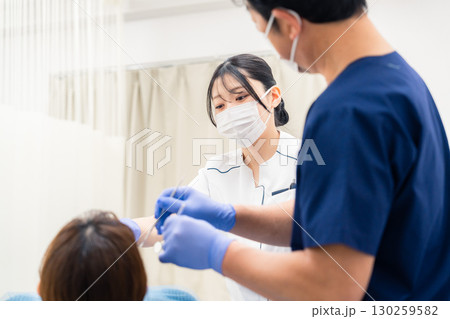 歯科で働く歯科助手の女性 130259582