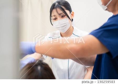 歯科で働く歯科助手の女性 130259583