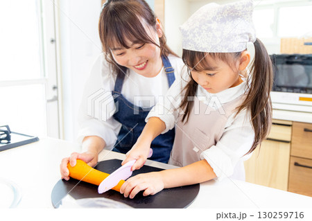 人参を切る小学生とママ 130259716