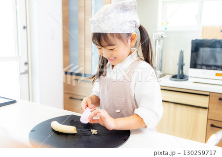 お菓子作りをする女の子 130259717