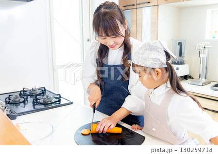 お手伝いをする小学生の女の子 130259718