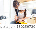 お手伝いをする小学生の女の子 130259720