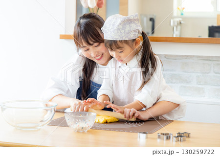 クッキー作りをする親子 130259722