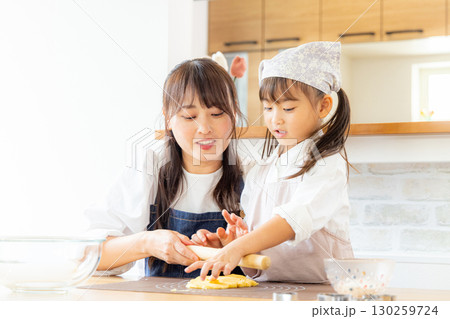 クッキー作りをする親子 クッキー作りをする親子 130259724