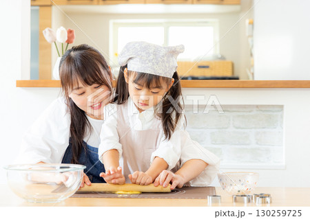 クッキー作りをする親子 130259725
