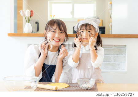 クッキー作りをする親子 クッキー作りをする親子 130259727