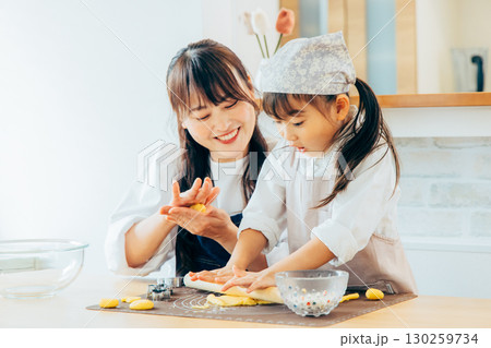 クッキー作りをする親子 130259734