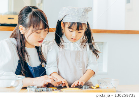 クッキー作りをする親子 130259735