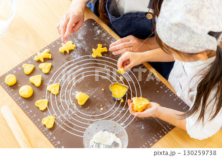 クッキー作りをする親子 130259738